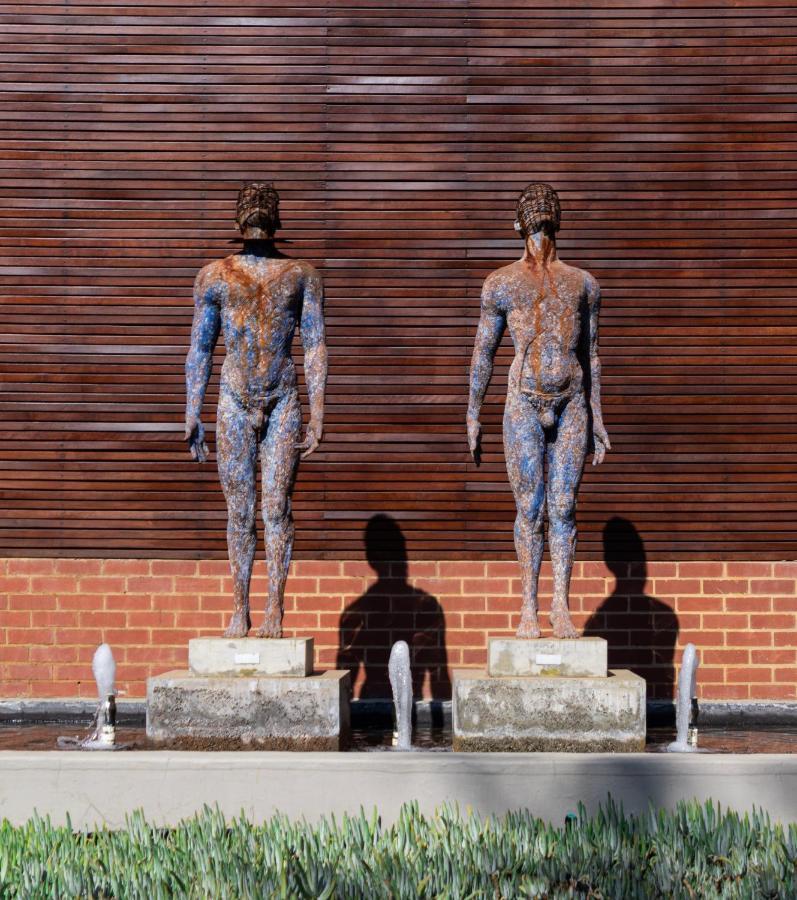 Menlyn Boutique Hotel Pretoria Exterior photo The sculpture in 2012