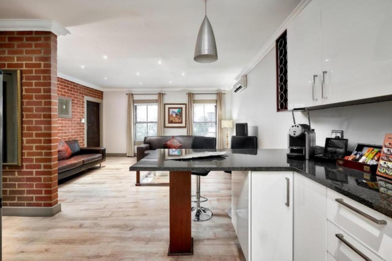 Menlyn Boutique Hotel Pretoria Exterior photo A modern apartment in London