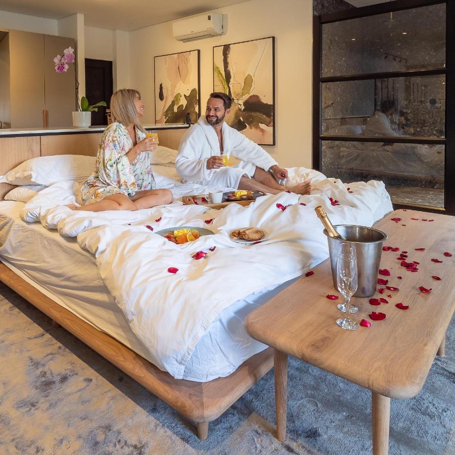 Menlyn Boutique Hotel Pretoria Exterior photo A couple enjoying a romantic getaway at a hotel