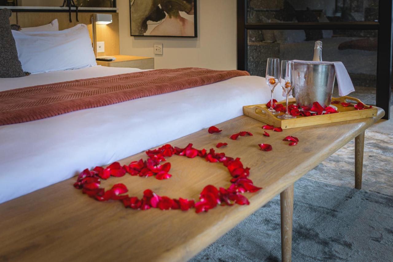 Menlyn Boutique Hotel Pretoria Exterior photo A heart made of rose petals