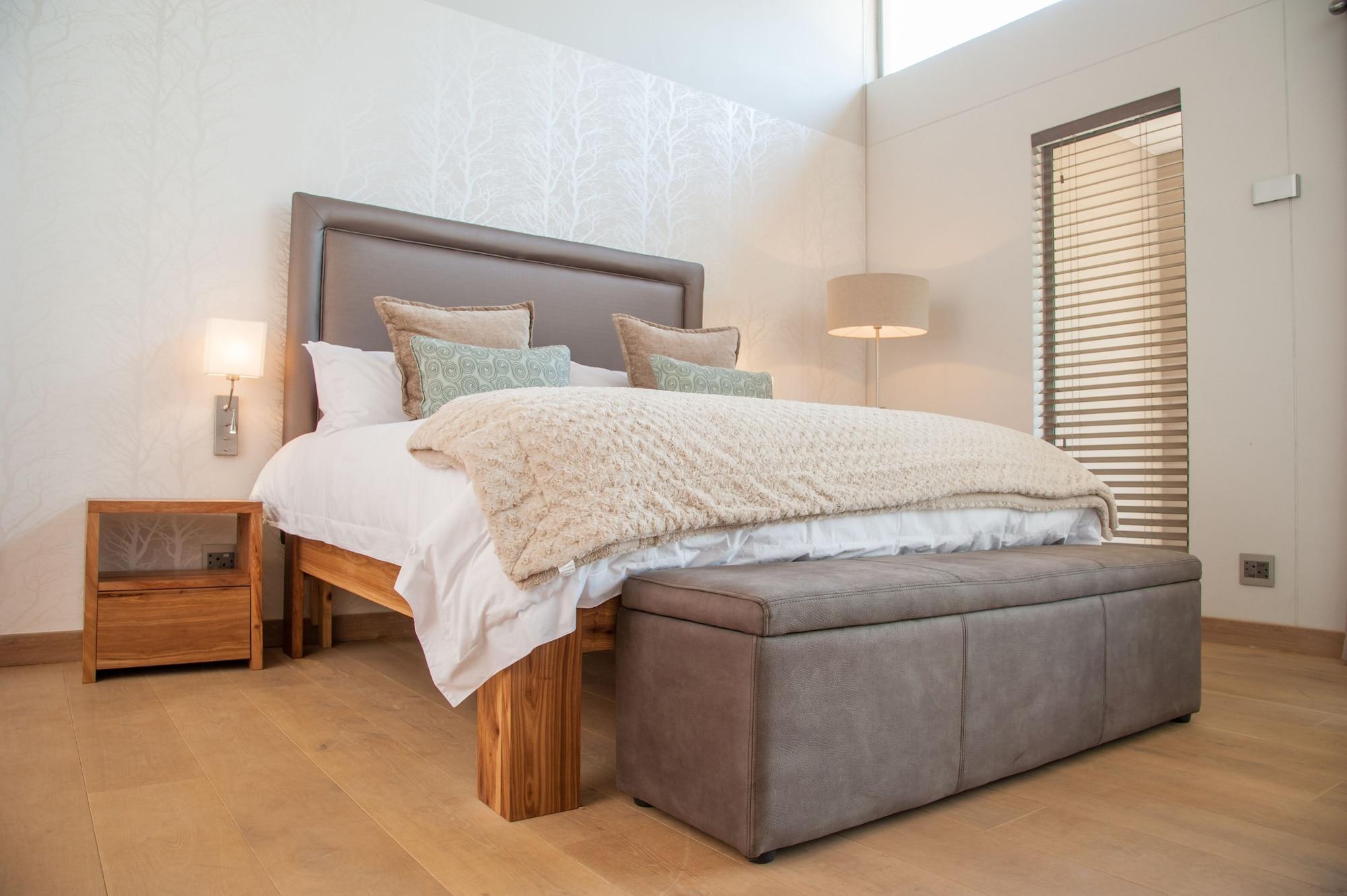 Menlyn Boutique Hotel Pretoria Exterior photo A bed with a storage bench