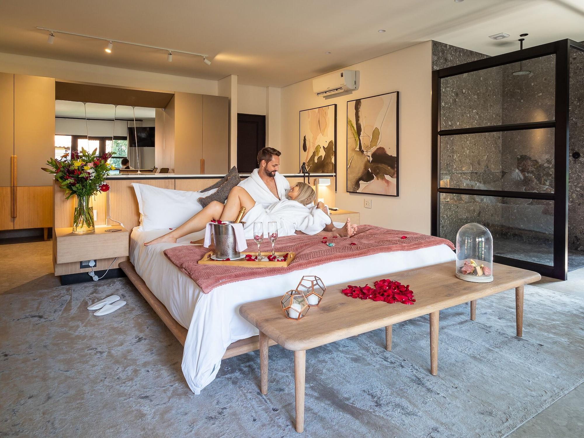 Menlyn Boutique Hotel Pretoria Exterior photo A couple in a suite at the hotel