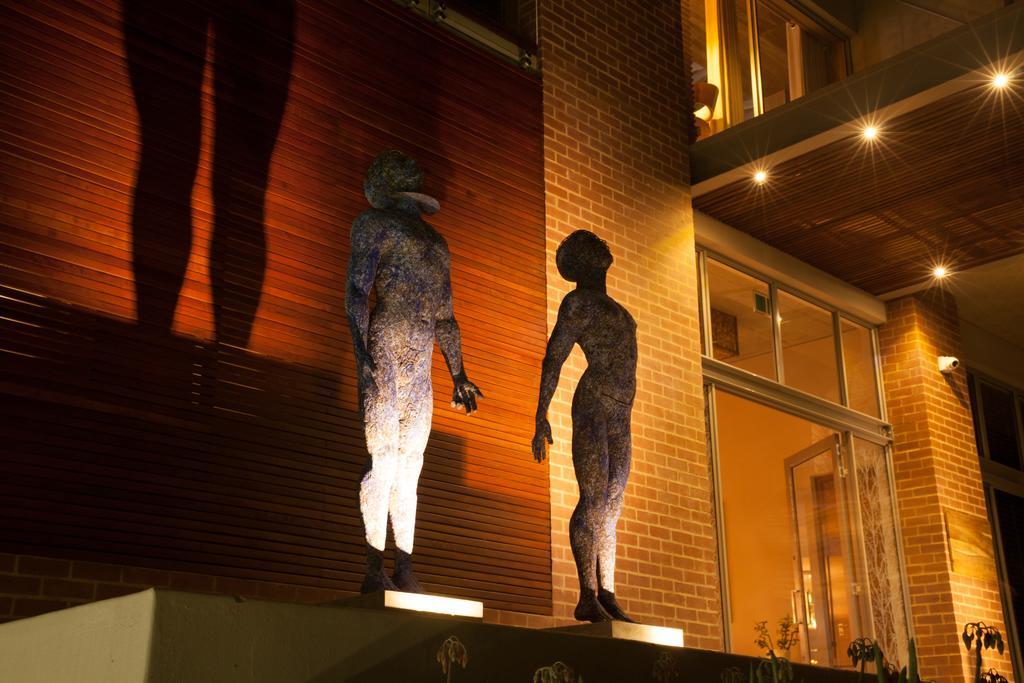 Menlyn Boutique Hotel Pretoria Exterior photo The sculpture at night